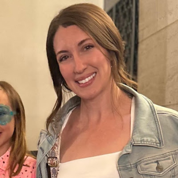 Meet your Posher, Ciara - Picture 1 of 1